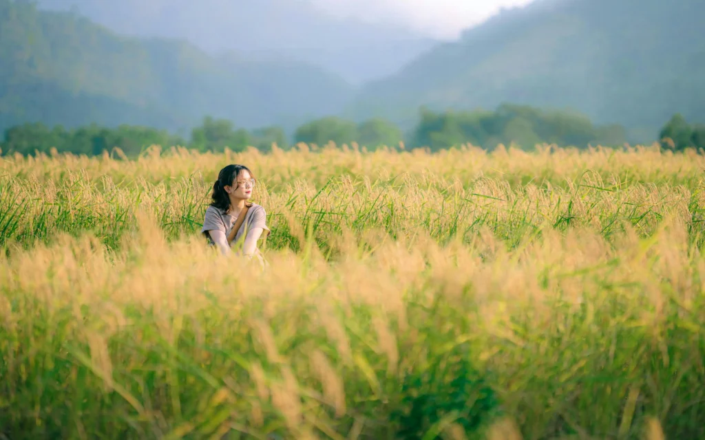Femme hypersensible apaisée en nature