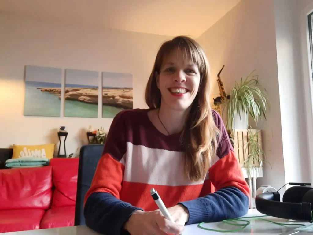 Carole Laclie, hypnothérapeute à Vevey, souriante lors d'une séance d'accompagnement holistique en ligne depuis son cabinet.
