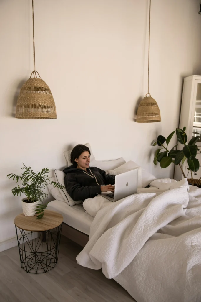 Femme qui reçoit un soin thérapeutique en visio depuis son lit